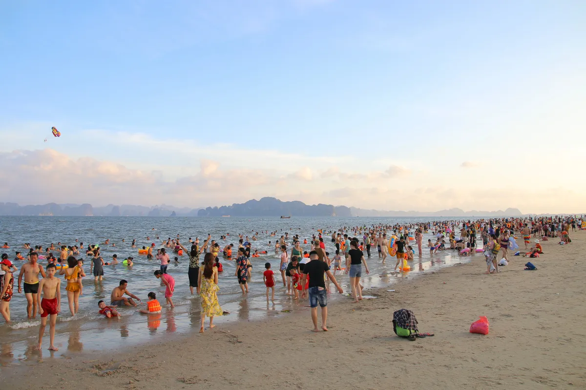 Cuối tuần, hàng chục ngàn người chen chân tắm biển Bãi Cháy - Ảnh 5.