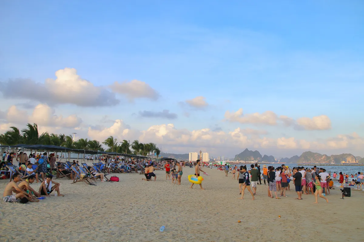 Cuối tuần, hàng chục ngàn người chen chân tắm biển Bãi Cháy - Ảnh 7.