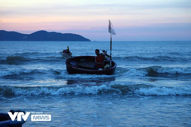 Bến cá Nghi Thủy nhộn nhịp lúc bình minh - Ảnh 1.