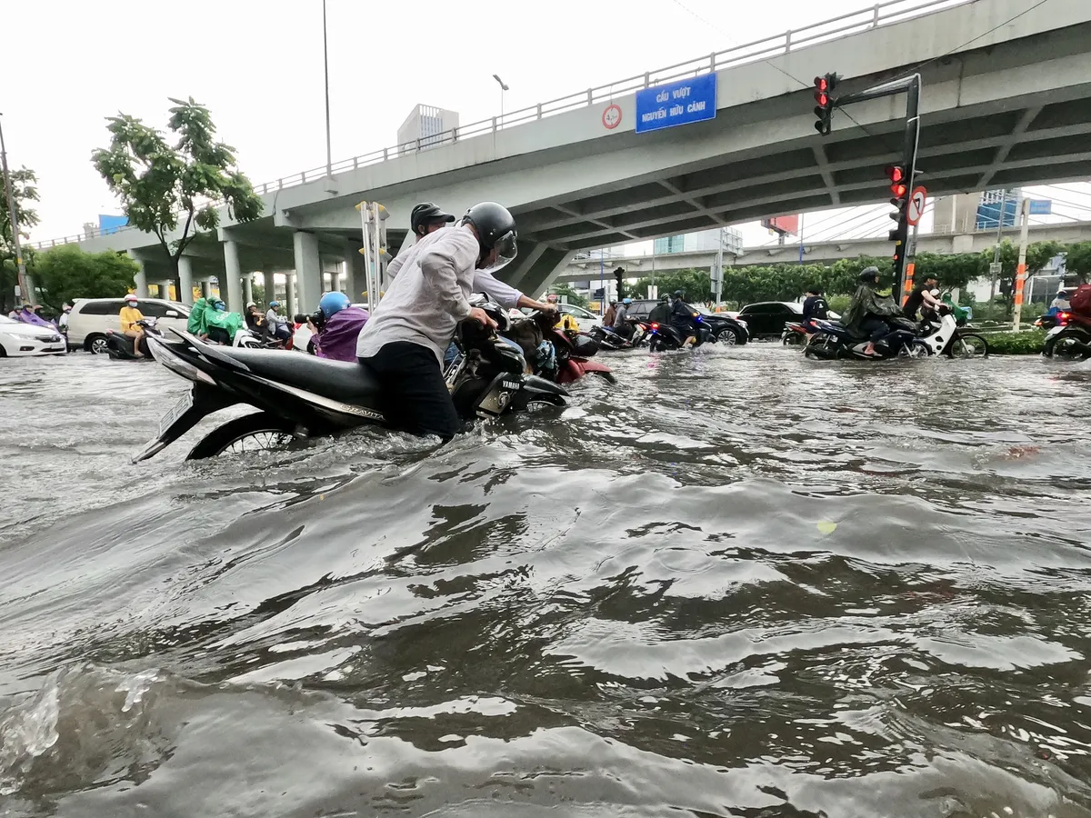 Nhiều tuyến đường tại TP.HCM ngập sau cơn mưa lớn - Ảnh 5.