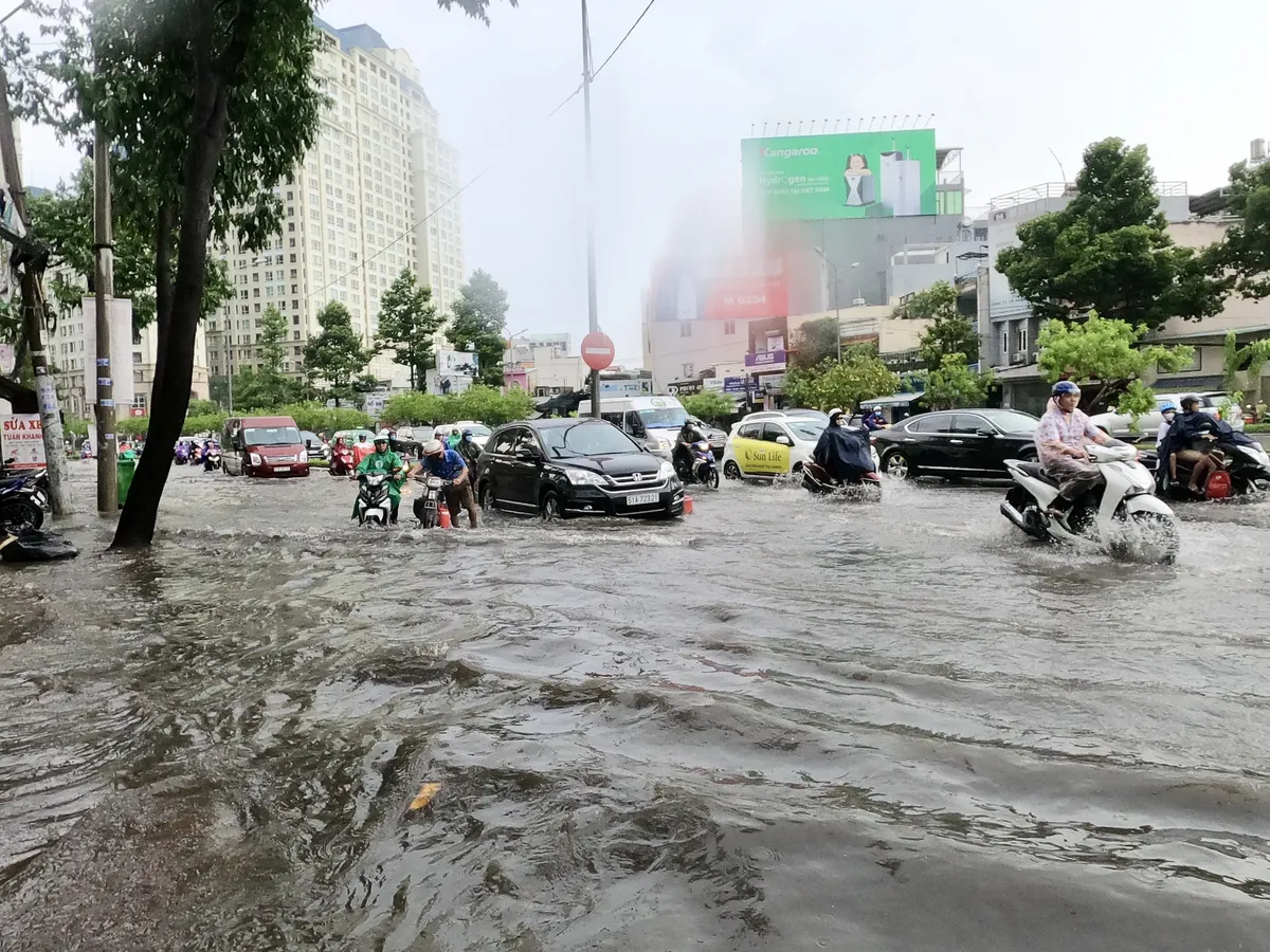 Nhiều tuyến đường tại TP.HCM ngập sau cơn mưa lớn - Ảnh 1.