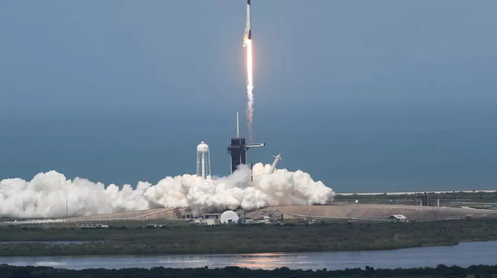 VIDEO: Cuộc trò chuyện lịch sử của hai phi hành gia trên tàu vũ trụ SpaceX - Ảnh 1.