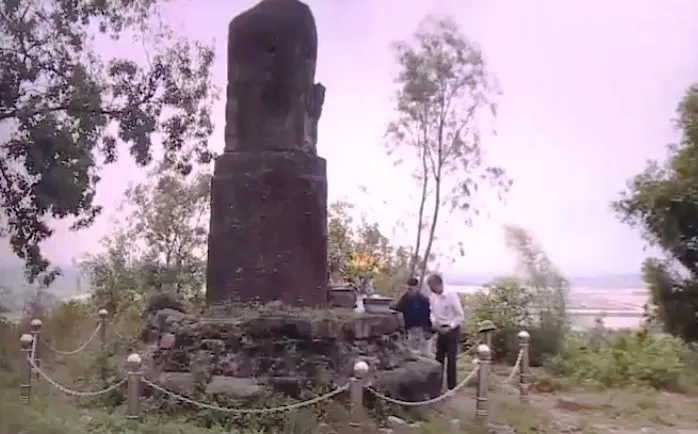 L&uacute;ng t&uacute;ng trong bảo vệ cột đ&aacute; chạm rồng ch&ugrave;a Dạm - Ảnh 3.