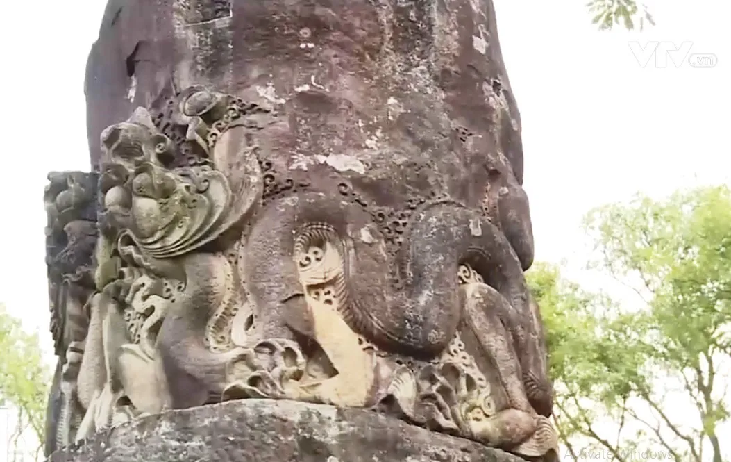 L&uacute;ng t&uacute;ng trong bảo vệ cột đ&aacute; chạm rồng ch&ugrave;a Dạm - Ảnh 1.