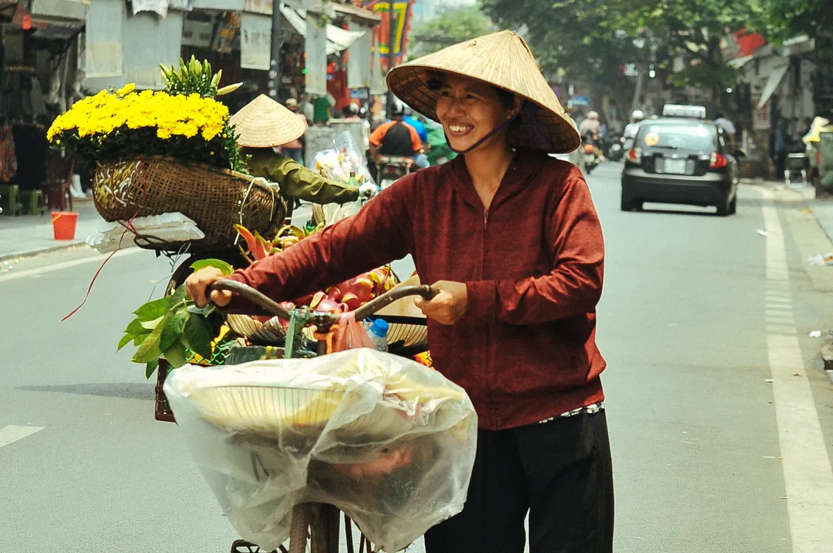 Người Hà Nội chật vật mưu sinh dưới nắng hè gay gắt - Ảnh 5.