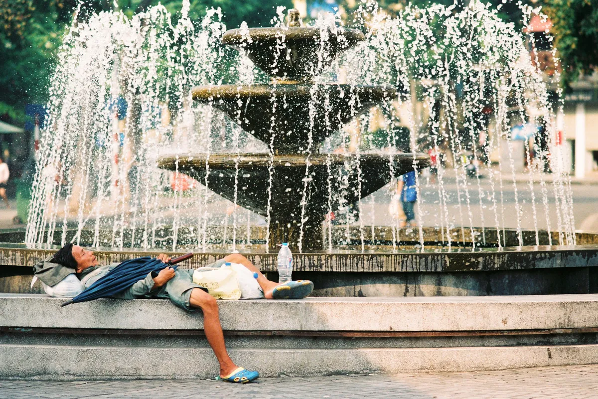 Người Hà Nội chật vật mưu sinh dưới nắng hè gay gắt - Ảnh 8.