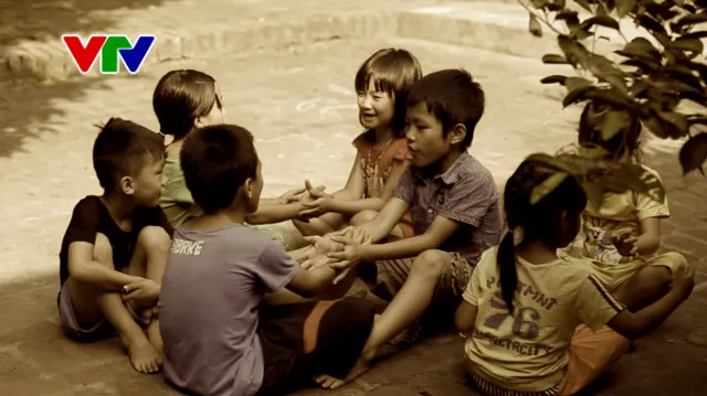 Chơi khăng gẫy răng cửa, chơi gụ bục tivi: Tuổi thơ dữ dội của trẻ em nông thôn xưa - Ảnh 1.