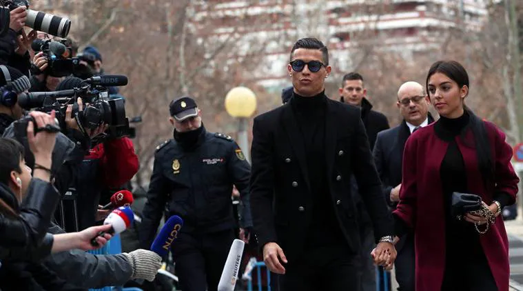 Cris Ronaldo: Tỷ phú bóng đá đầu tiên trên thế giới - Ảnh 2.