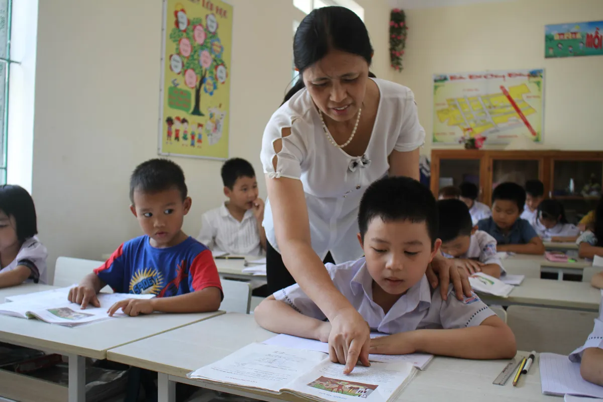Chương trình giáo dục phổ thông mới: Khi sách giáo khoa không còn là pháp lệnh - Ảnh 1.
