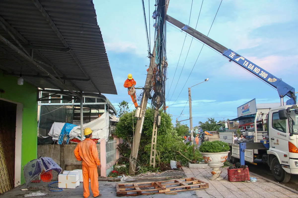 Dông lốc cuốn bay mái nhà, quật ngã loạt cây xanh - Ảnh 2.