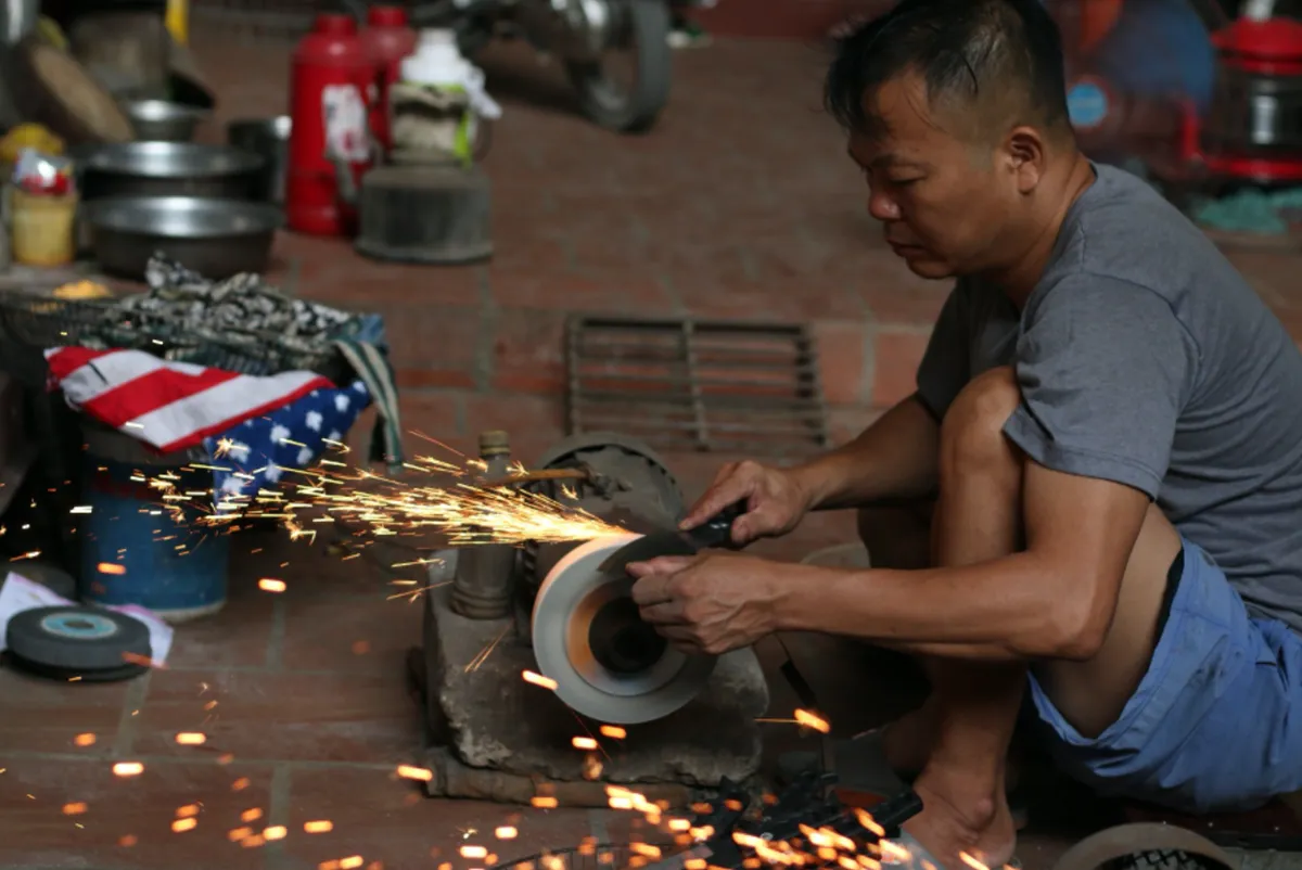 Ngọn lửa làng rèn hừng hực cháy giữa cái nóng mát lạnh mùa hè - Ảnh 6.