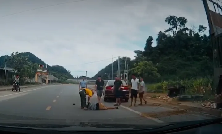 Sang đường thiếu quan sát, thanh niên đi xe máy bị ô tô tông bất tỉnh - Ảnh 1.