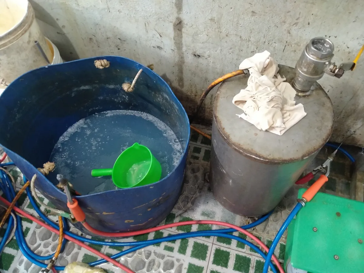 Kiên Giang: Phát hiện cơ sở đang đưa tạp chất vào tôm nguyên liệu - Ảnh 1.