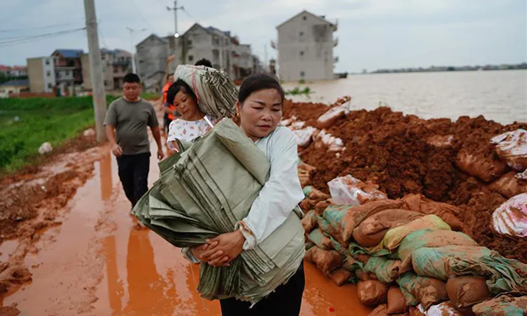 Trung Quốc huy động hơn 7.000 binh lính hỗ trợ người dân vùng lũ - Ảnh 1.