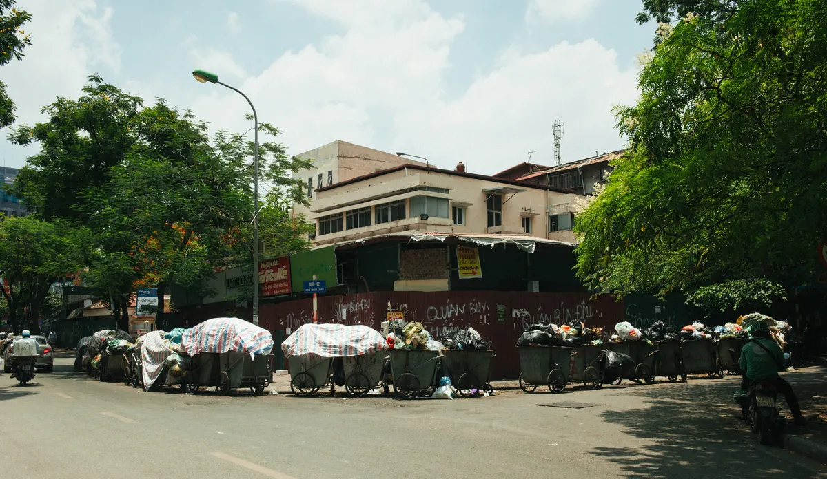 Phố phường Hà Nội ngập tràn trong biển rác - Ảnh 7.