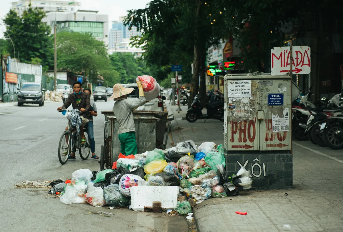 Phố phường Hà Nội ngập tràn trong biển rác - Ảnh 12.