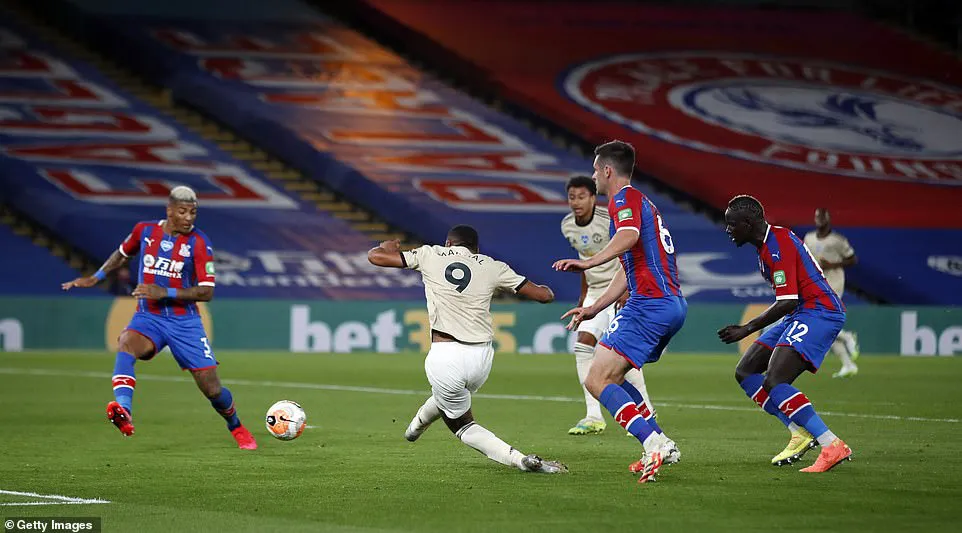 Crystal Palace 0-2 Man Utd: Nỗ lực bám đuổi! (Vòng 36 Ngoại hạng Anh) - Ảnh 3. Crystal Palace 0-2 Man Utd: Nỗ lực bám đuổi! (Vòng 36 Ngoại hạng Anh) - Ảnh 3.