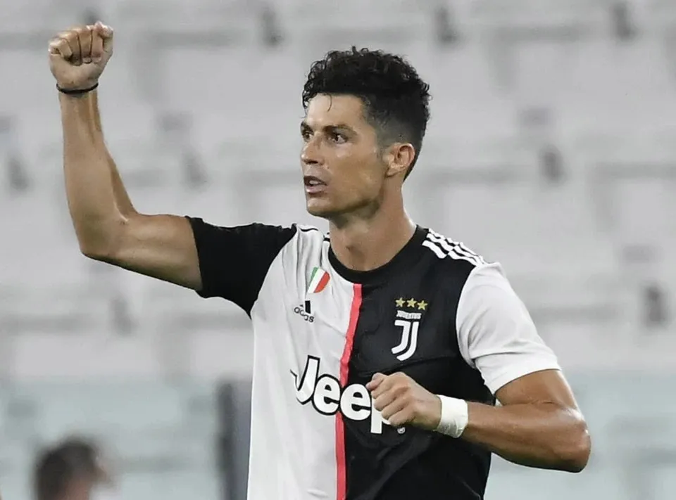 Ronaldo tặng áo đấu cho các bác sĩ Cuba chống COVID-19 ở Italia - Ảnh 2. Ronaldo tặng áo đấu cho các bác sĩ Cuba chống COVID-19 ở Italia - Ảnh 2.
