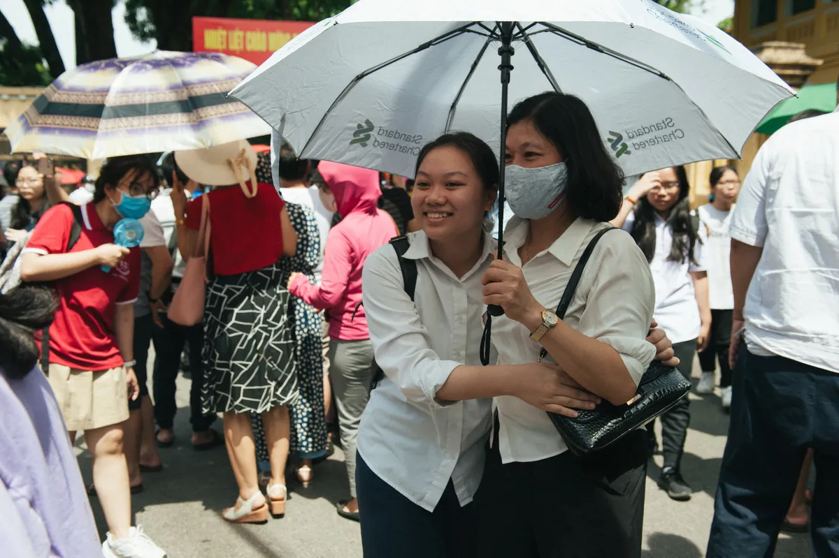 Thi Toán vào lớp 10 năm 2020 tại Hà Nội: Đề dễ, nhiều thí sinh tự tin giành điểm giỏi - Ảnh 13.