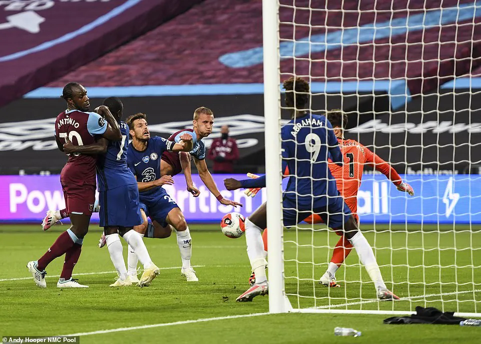 West Ham United 3-2 Chelsea: The Blues thua sốc - Ảnh 1. West Ham United 3-2 Chelsea: The Blues thua sốc - Ảnh 1.