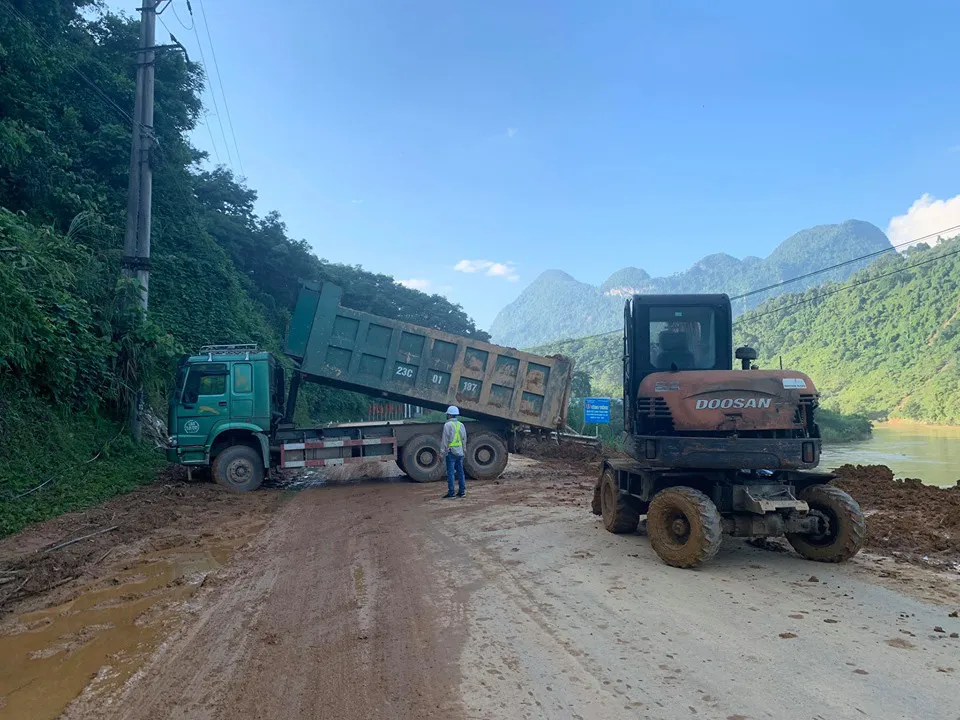 Mưa lũ, sạt lở đất ở Hà Giang: Giao thông ùn ứ nhẹ, vẫn có nguy cơ đất đá đổ xuống - Ảnh 3.