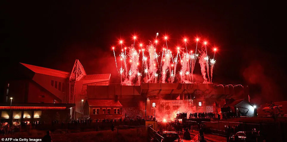 ẢNH: Lễ ăn mừng chức vô địch Ngoại hạng Anh rực rỡ của Liverpool - Ảnh 13.