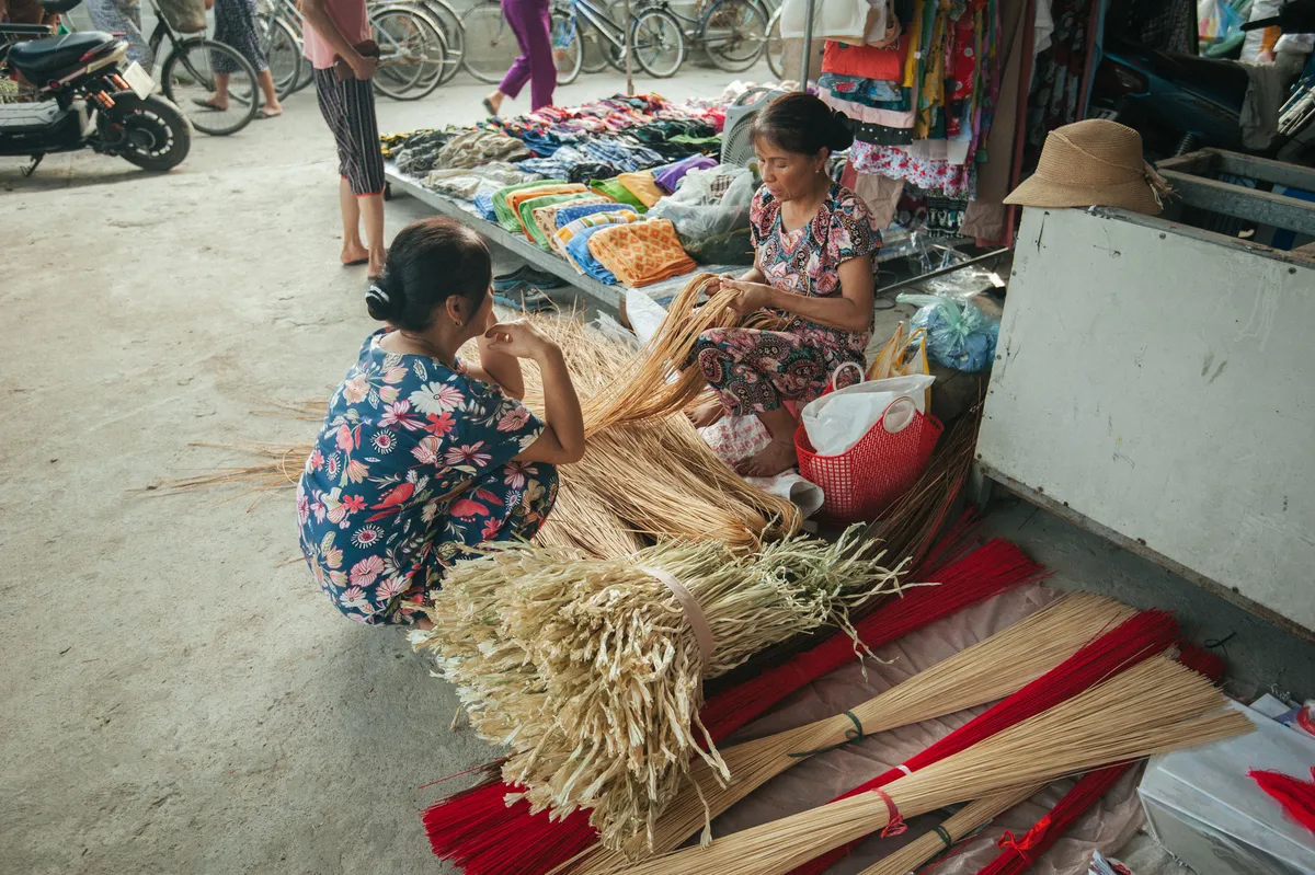 Tấp nập phiên chợ nón làng Chuông - Ảnh 2.