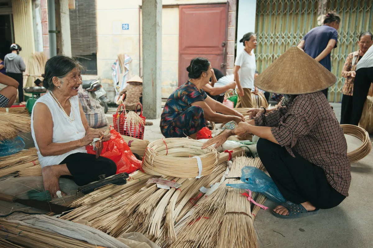 Tấp nập phiên chợ nón làng Chuông - Ảnh 10.