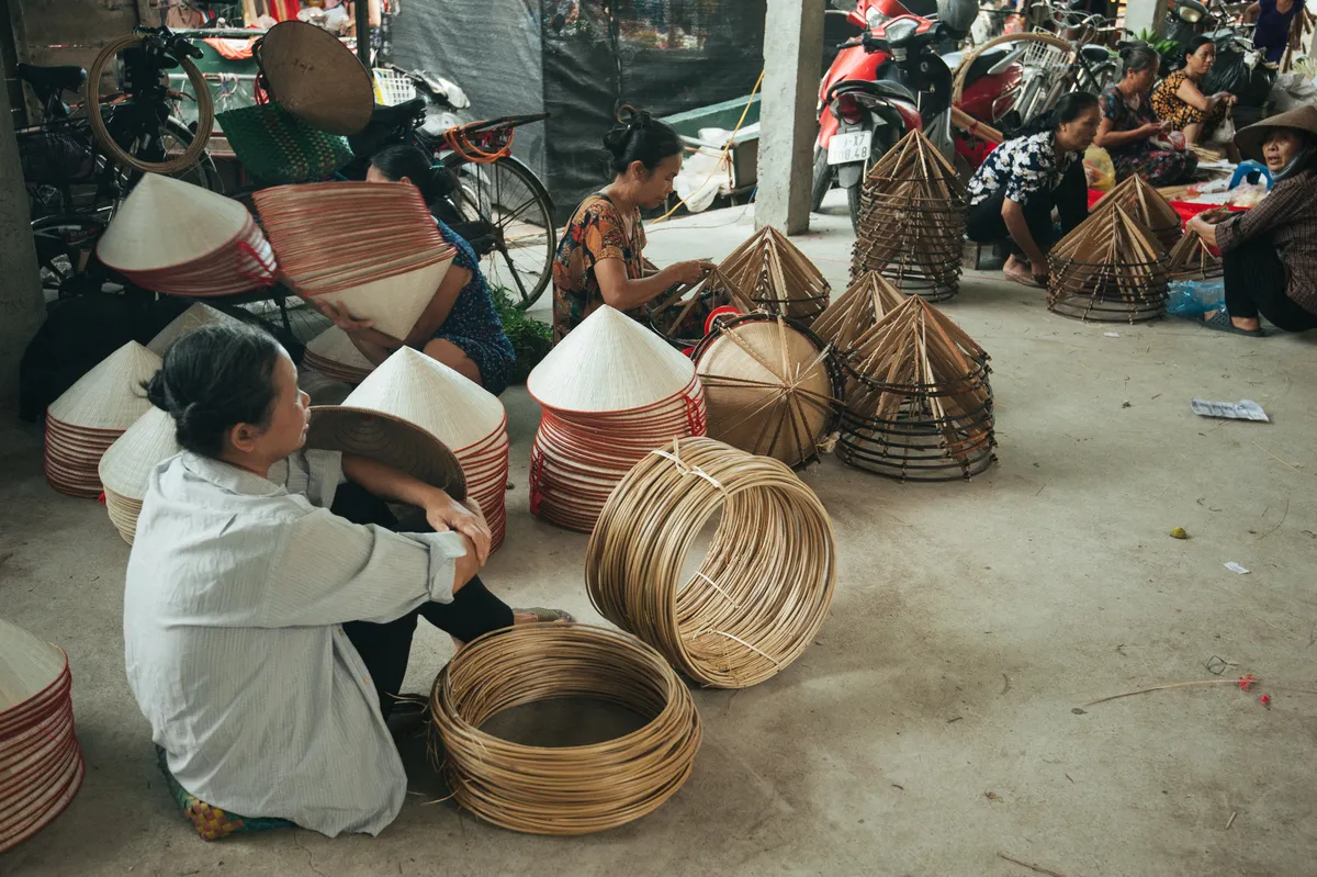 Tấp nập phiên chợ nón làng Chuông - Ảnh 9.