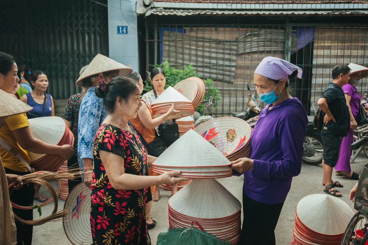 Tấp nập phiên chợ nón làng Chuông - Ảnh 12.