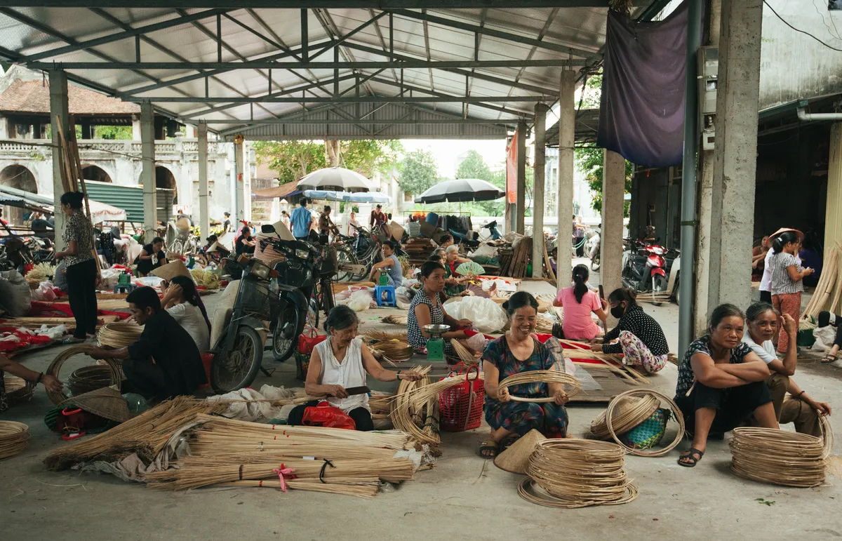 Tấp nập phiên chợ nón làng Chuông - Ảnh 1.