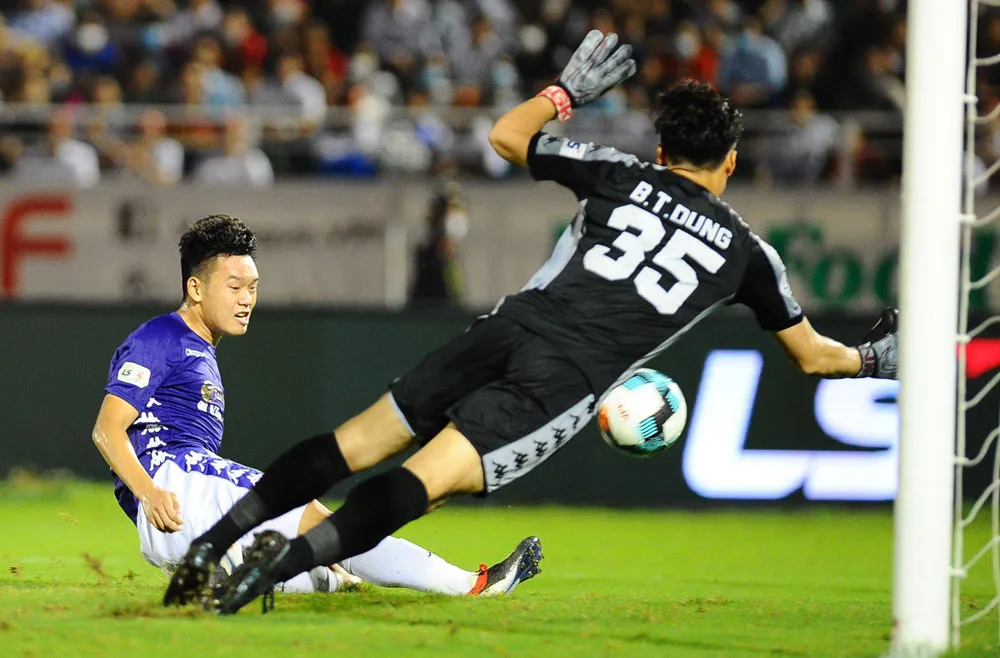 Tranh cãi xung quanh 2 tình huống không thổi phạt penalty trong trận CLB TP Hồ Chí Minh gặp CLB Hà Nội - Ảnh 1.