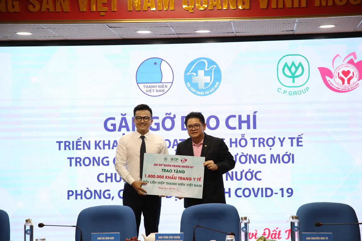 Trao tặng 8 triệu khẩu trang y tế phòng, chống dịch COVID-19 - Ảnh 3.