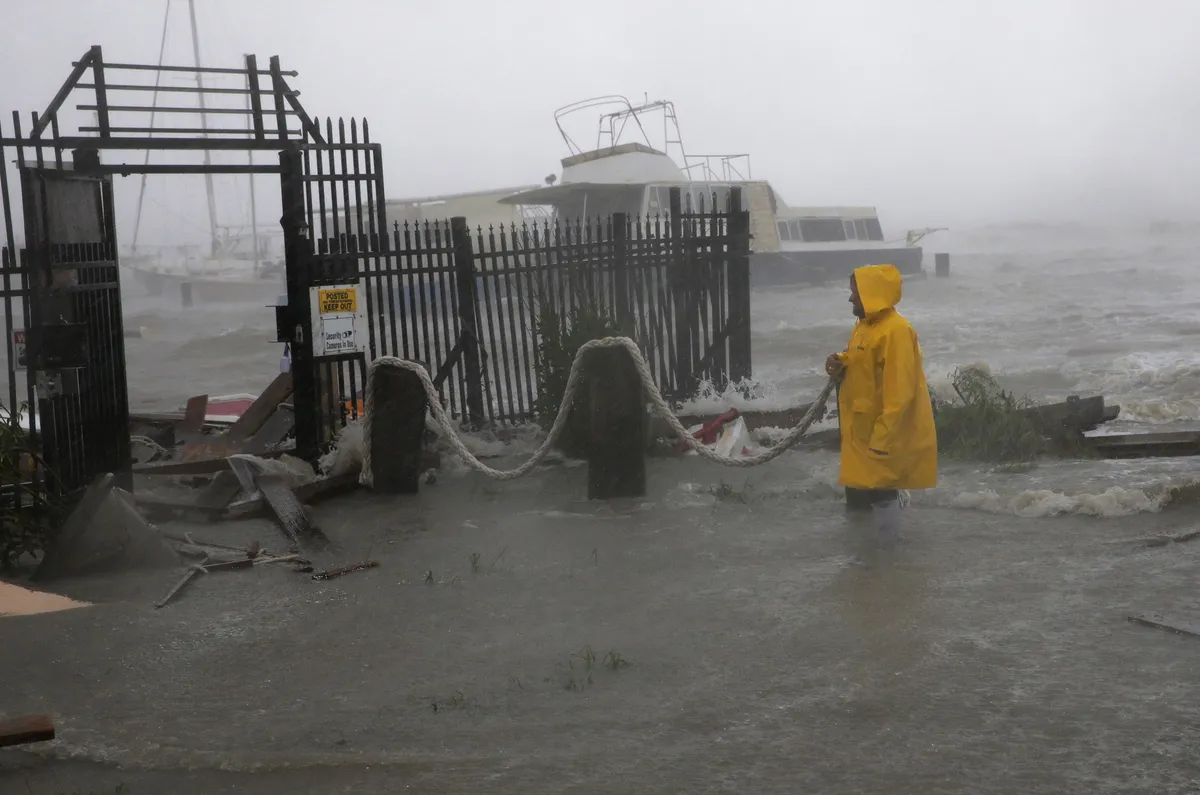 Bão nhiệt đới Hanna đe dọa gây ra lũ quét ở bờ biển Texas, Mỹ - Ảnh 2.