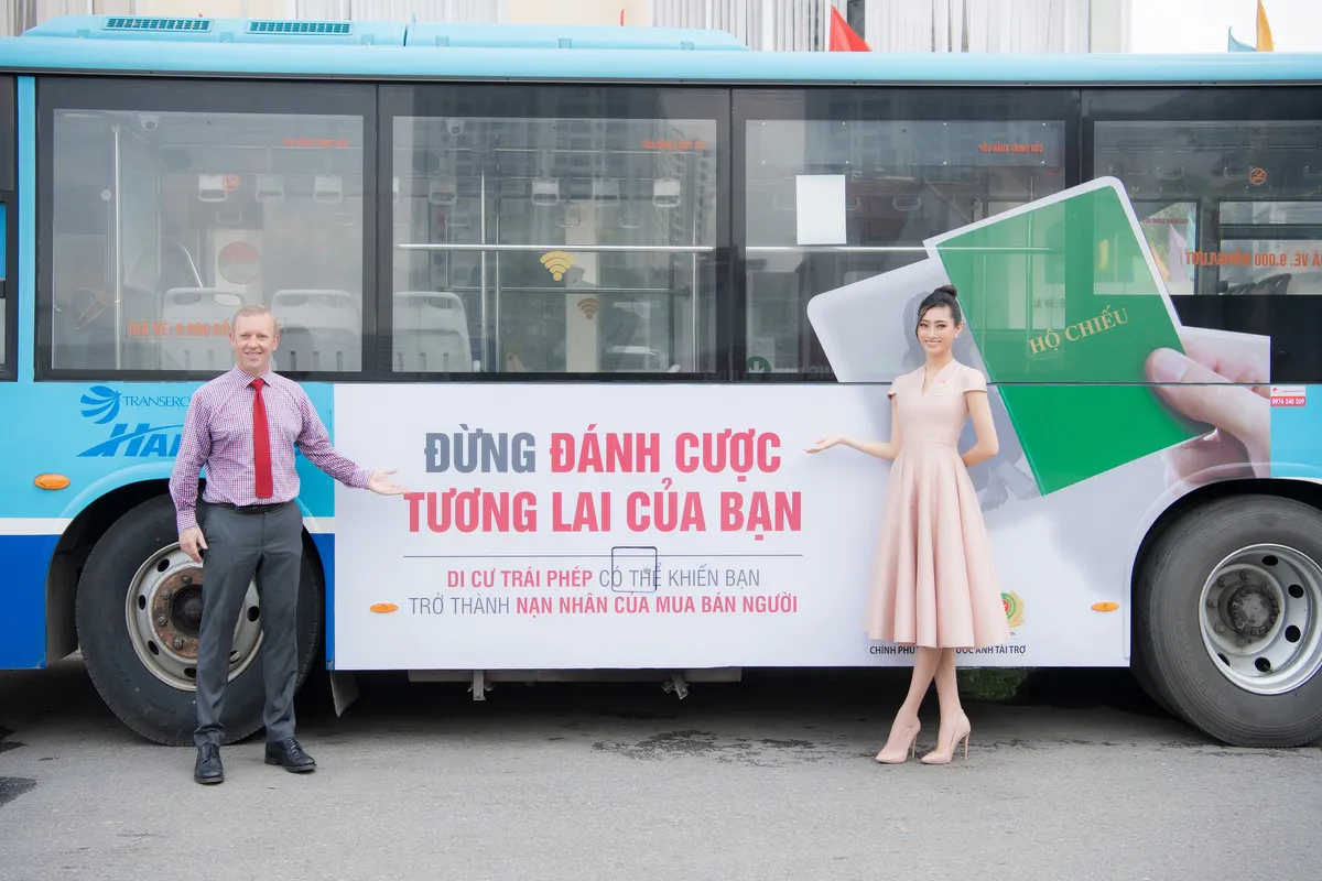 Lương Thuỳ Linh đồng hành cùng Đại sứ quán Anh phòng chống buôn bán người - Ảnh 2.