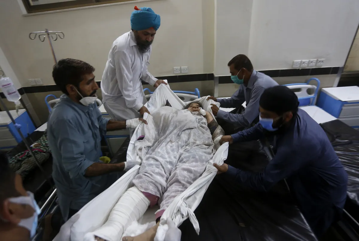 Xe khách bị tàu hỏa đâm trực diện tại Pakistan, ít nhất 22 người thiệt mạng - Ảnh 3.