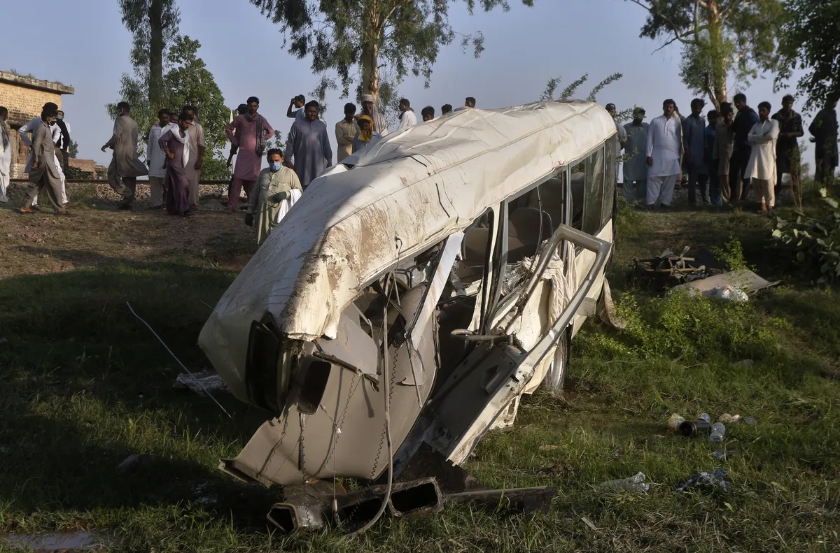 Xe khách bị tàu hỏa đâm trực diện tại Pakistan, ít nhất 22 người thiệt mạng - Ảnh 1.
