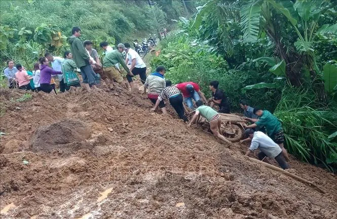 Vẫn chưa tìm thấy nạn nhân bị nước lũ cuốn trôi - Ảnh 1.