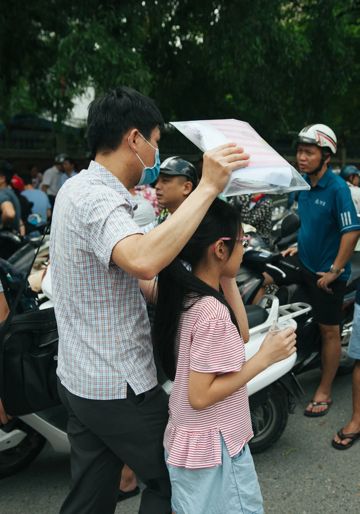 Gần 3.000 sỹ tử giành suất vào lớp 6 Lương Thế Vinh, phụ huynh chen chân kín cổng trường - Ảnh 11.