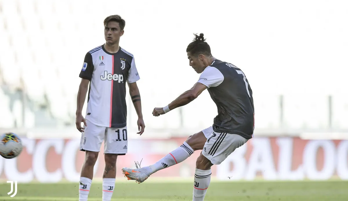 Juventus 4-1 Torino: Ronaldo sút phạt thành bàn, Buffon phá kỷ lục của Maldini (Vòng 30 Serie A) - Ảnh 1. Juventus 4-1 Torino: Ronaldo sút phạt thành bàn, Buffon phá kỷ lục của Maldini (Vòng 30 Serie A) - Ảnh 1.