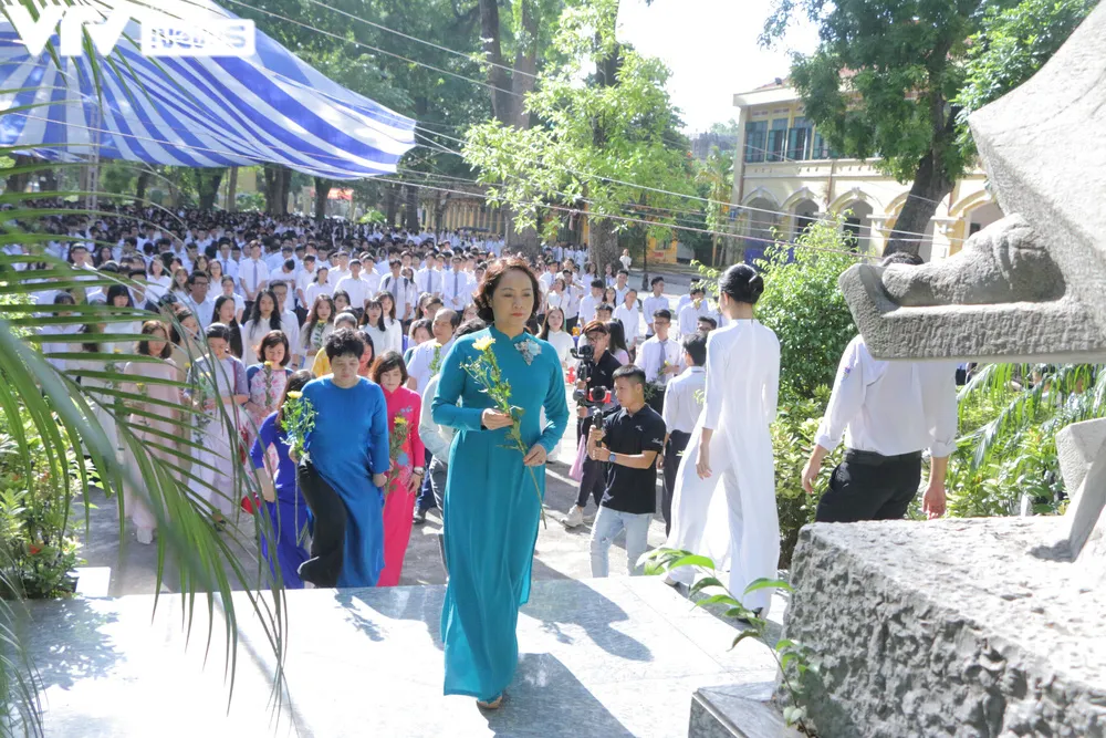 Mừng mừng tủi tủi khoảnh khắc học sinh THPT Chu Văn An rời ghế nhà trường - Ảnh 2.