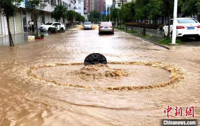 Mưa lớn tại miền Nam Trung Quốc, thiệt hại không dừng ở 6 tỷ USD - Ảnh 1.