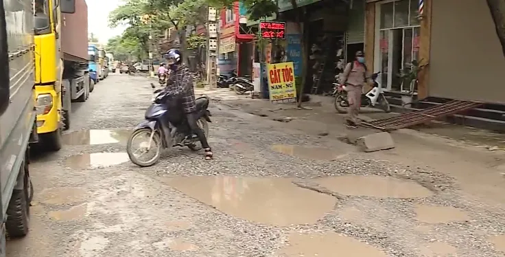 Đoạn đường dài gần 1km có tới gần trăm ổ gà, ổ voi - Ảnh 2.