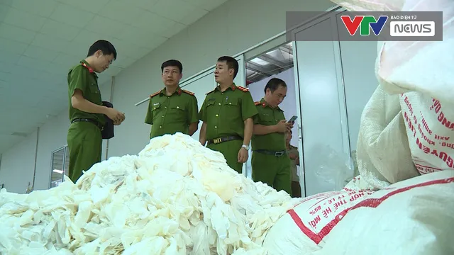 Cận cảnh kho găng tay y tế đã qua sử dụng sắp được tuồn ra thị trường - Ảnh 3. Cận cảnh kho găng tay y tế đã qua sử dụng sắp được tuồn ra thị trường - Ảnh 3.