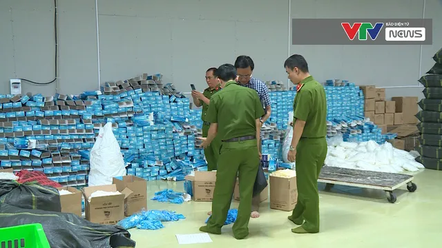 Cận cảnh kho găng tay y tế đã qua sử dụng sắp được tuồn ra thị trường - Ảnh 2. Cận cảnh kho găng tay y tế đã qua sử dụng sắp được tuồn ra thị trường - Ảnh 2.
