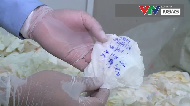 Cận cảnh kho găng tay y tế đã qua sử dụng sắp được tuồn ra thị trường - Ảnh 6. Cận cảnh kho găng tay y tế đã qua sử dụng sắp được tuồn ra thị trường - Ảnh 6.