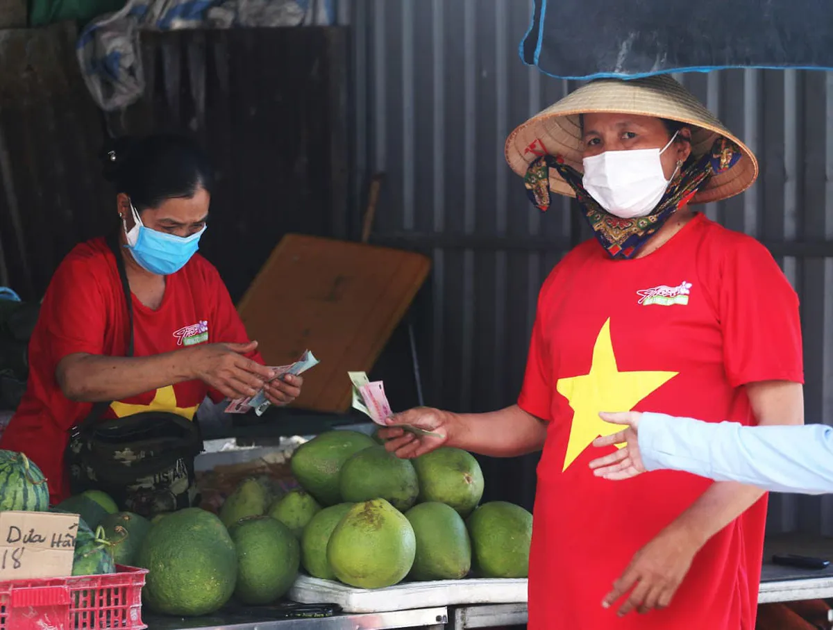 Tiểu thương Đà Nẵng đồng loạt mặc áo cờ đỏ sao vàng cổ động phòng chống dịch - Ảnh 4. Tiểu thương Đà Nẵng đồng loạt mặc áo cờ đỏ sao vàng cổ động phòng chống dịch - Ảnh 4.