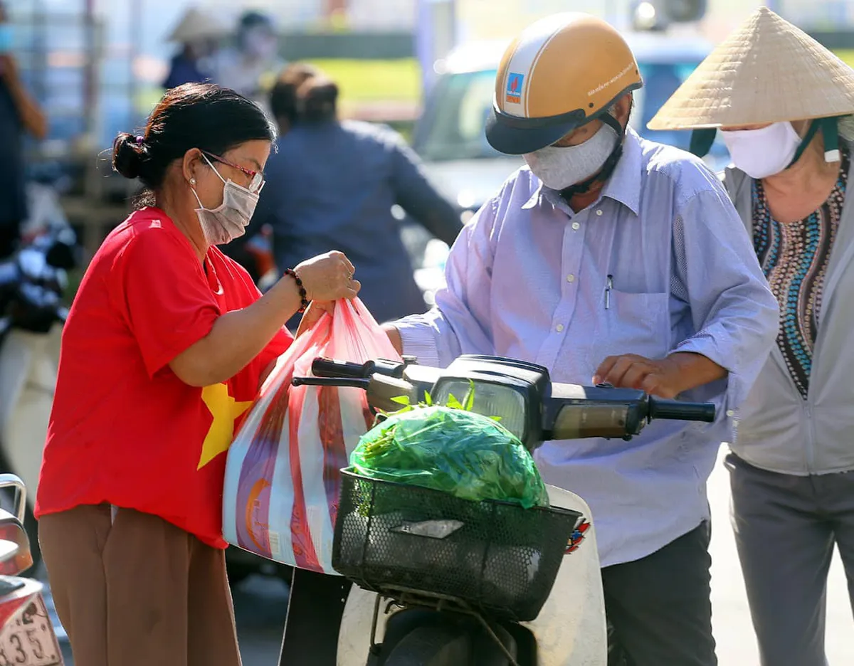 Tiểu thương Đà Nẵng đồng loạt mặc áo cờ đỏ sao vàng cổ động phòng chống dịch - Ảnh 3. Tiểu thương Đà Nẵng đồng loạt mặc áo cờ đỏ sao vàng cổ động phòng chống dịch - Ảnh 3.