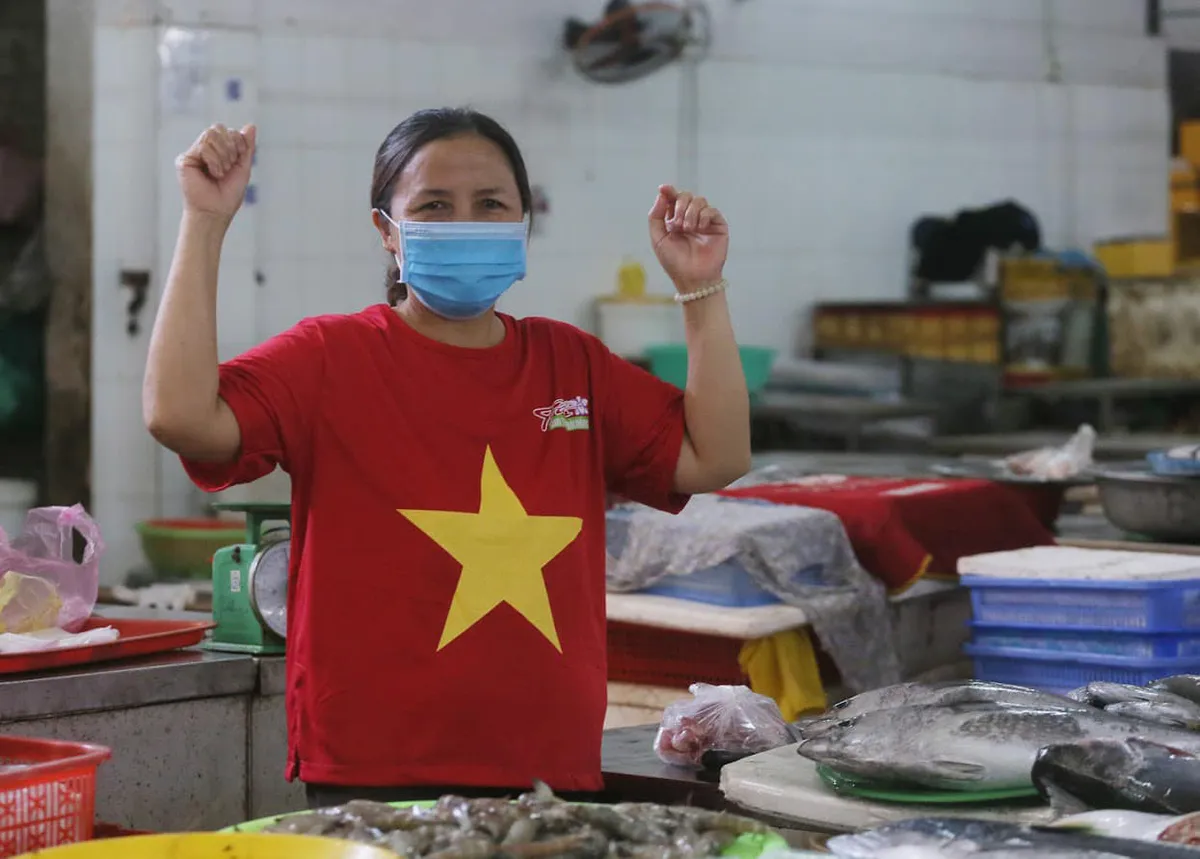 Tiểu thương Đà Nẵng đồng loạt mặc áo cờ đỏ sao vàng cổ động phòng chống dịch - Ảnh 7. Tiểu thương Đà Nẵng đồng loạt mặc áo cờ đỏ sao vàng cổ động phòng chống dịch - Ảnh 7.