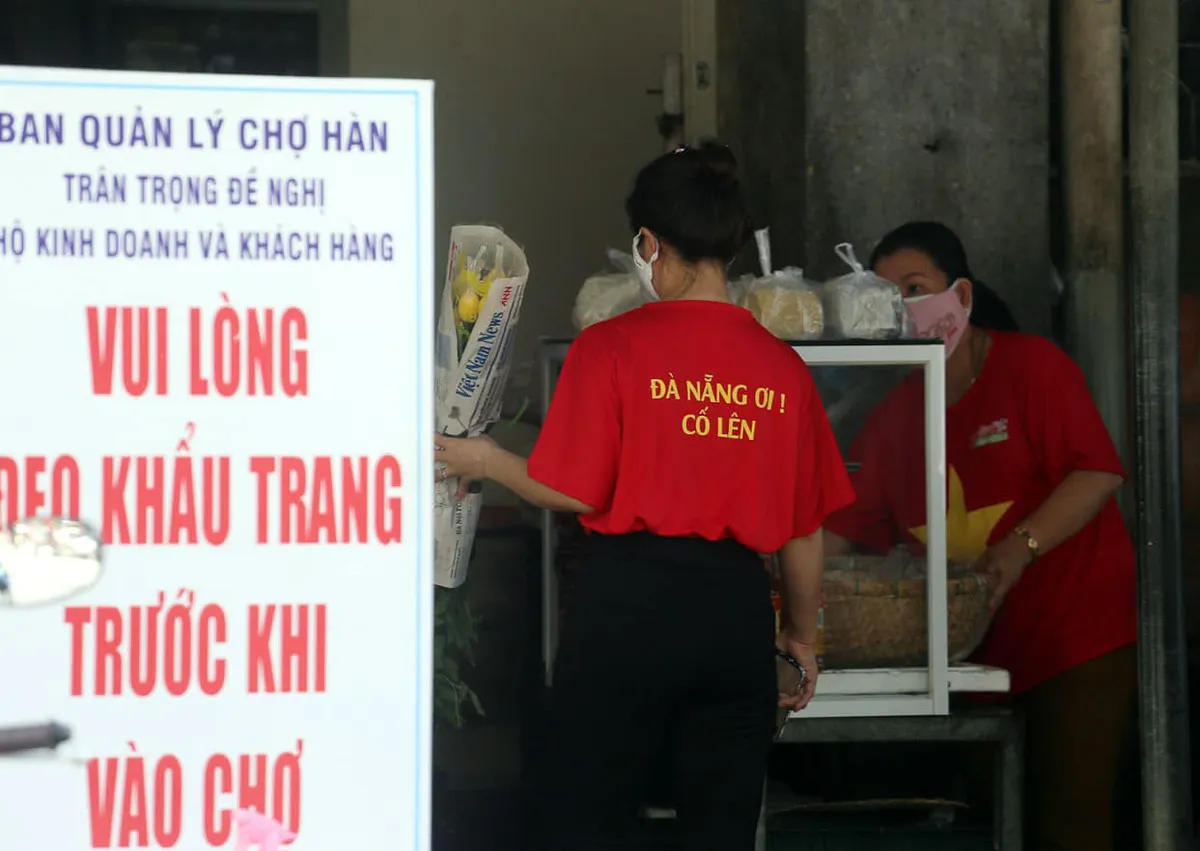 Tiểu thương Đà Nẵng đồng loạt mặc áo cờ đỏ sao vàng cổ động phòng chống dịch - Ảnh 1. Tiểu thương Đà Nẵng đồng loạt mặc áo cờ đỏ sao vàng cổ động phòng chống dịch - Ảnh 1.